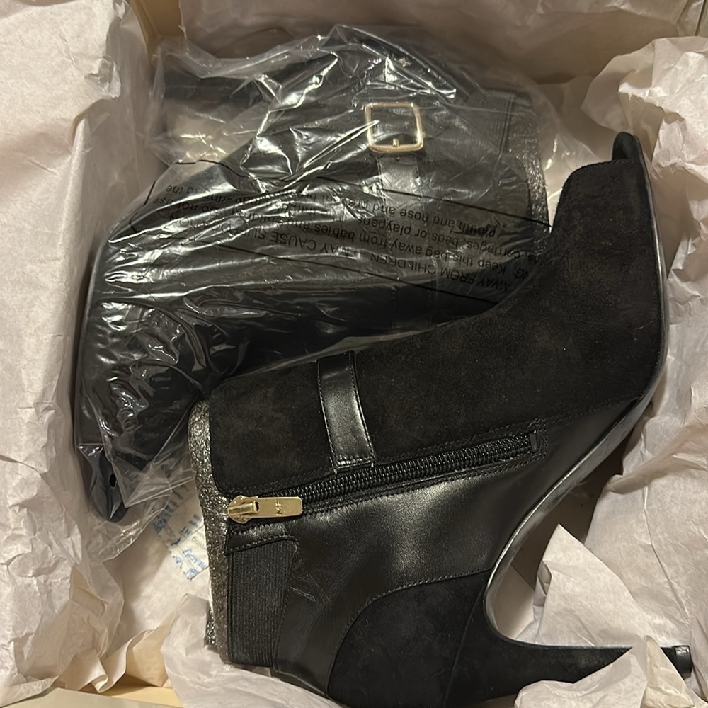 NEW Marc Fisher Suede Booties - 9.5 - Picture 7 of 7